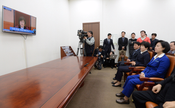 10일 오전 더불어민주당 추미애 대표와 최고위원들이 국회에서 탄핵 심판 방송을 시청하고 있다. 이종원 선임기자 jongwon@seoul.co.kr
