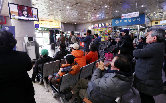 [대통령 탄핵] 탄핵 소식에 손뼉 치는 시민