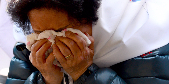 10일 헌법재판소 앞 안국역에서 보수단체 회원들이 탄핵이 인용되자 눈물을 흘리고 있다. 박지환 기자 popocar@seoul.co.kr