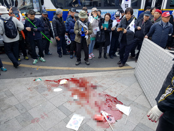 [대통령 탄핵] 부상자 속출로 흥건한 핏자국