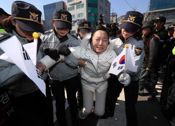 [대통령 탄핵]청와대 앞 ’탄핵무효’ 주장 시민