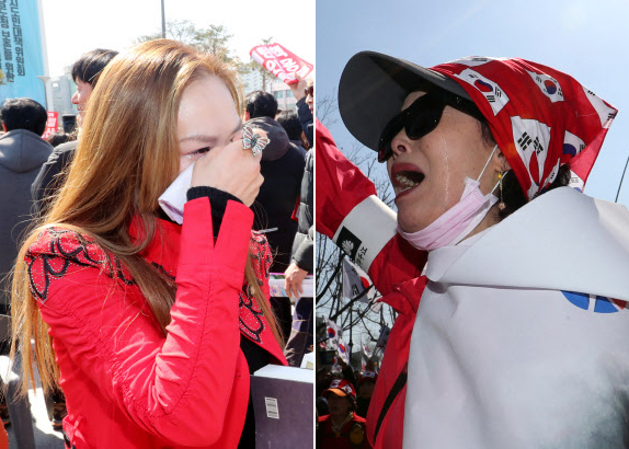 10일 오전 광주 동구 5·18민주광장에서 탄핵이 인용되자 한 시민이 기뻐하는 의미로 눈물을 흘리고 있다.(왼쪽) 헌재가 대통령 탄핵 인용 발표를 하자 종로구 수운회관 앞에서 탄핵 반대 집회를 하던 시민이 눈물을 흘리고 있다. 연합뉴스