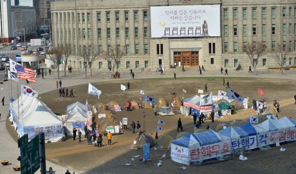 ‘대통령 탄핵 기각을 위한 국민총궐기운동본부’가 탄핵 반대를 주장하며 서울광장에 설치한 텐트.