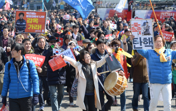 10일 시민들이 헌재의 박근혜 대통령 파면 결정 소식을 듣고 서울 광화문을 지나 청와대 방향으로 행진하고 있다. 박윤슬 기자 seul@seoul.co.kr