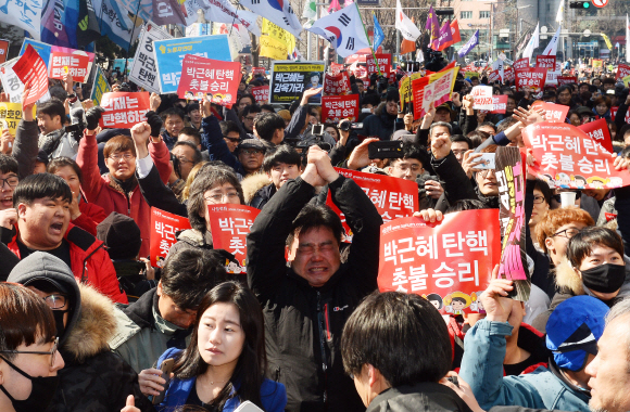 10일 서울 헌법재판소 인근에서 시민들이 헌재의 박근혜 대통령 파면 결정 소식을 듣고 환호하고 있다. 박윤슬 기자 seul@seoul.co.kr