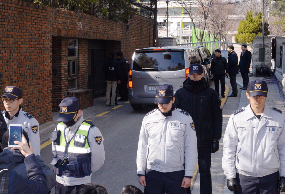 서울 강남구 삼성동 박근혜 대통령 사저에 청와대 경호팀과 경찰들이 바쁘게 움직이고 있다. 최해국 선임기자seaworld@seoul.co.kr