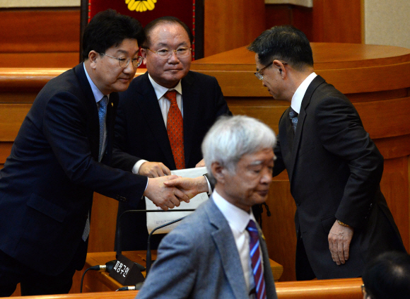 10일 오전 서울시 종로구 재동 헌법재판소 대심판정열린 박근혜대통령 탄핵안이 인용된 뒤 양측 악수를 하고 있다. 아래쪽에는 서석구 변호사. 사진공동취재단