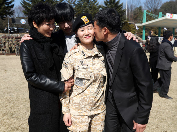 가족과 인사하는 아크부대 최초 현역 여군장교