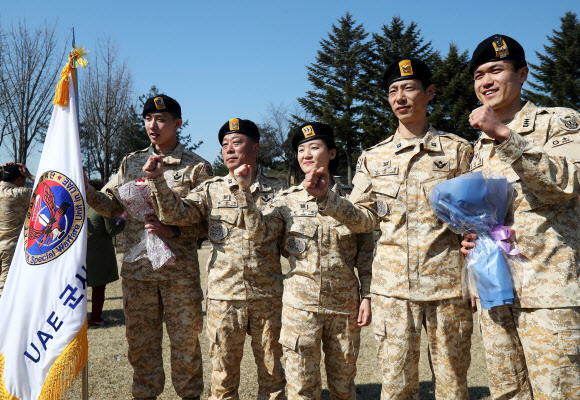 파이팅 외치는 장병들
