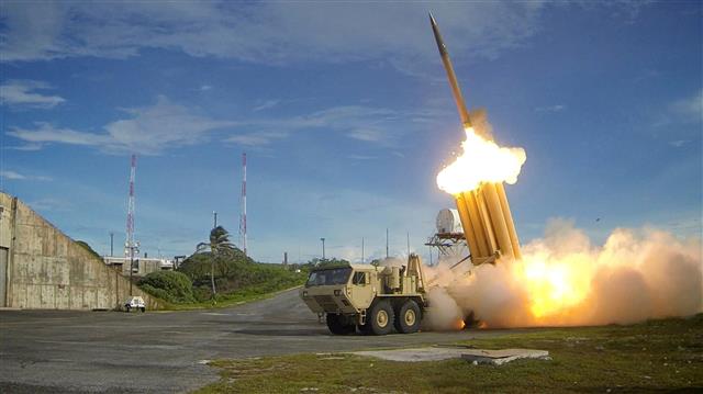 사드 배치가 본격화한 가운데 한국과 중국, 미국, 북한의 갈등이 고조되고 있다. AFP 연합뉴스