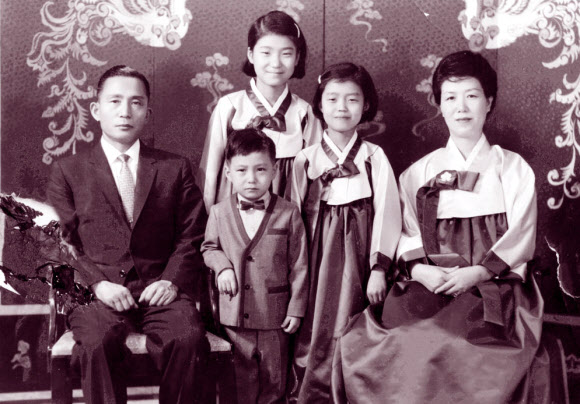 [박 전 대통령 영욕의 세월] 가족사진 찍은 모습