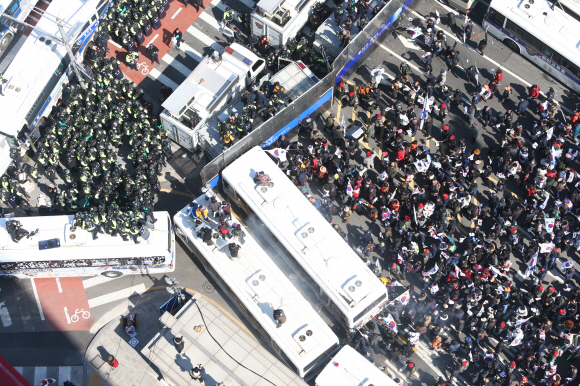 탄핵 반대 집회, 경찰버스 탈취해 차벽으로 돌진