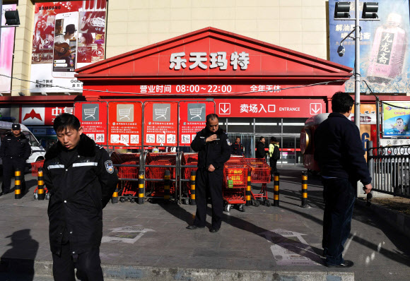 중국 경찰이 베이징에 있는 롯데마트 지점 주위를 순찰하는 모습. 연합뉴스 자료사진