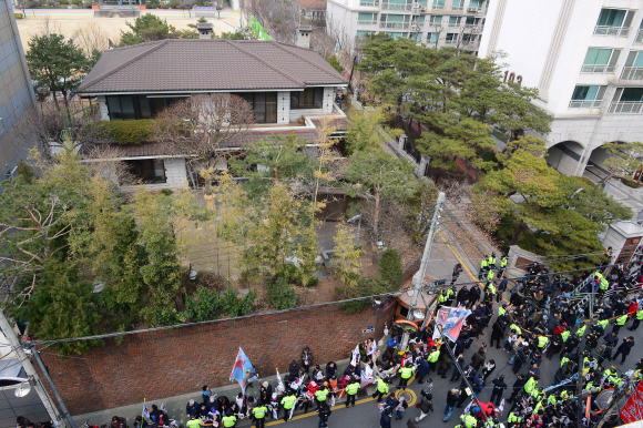 헌법재판소가 박근혜 전 대통령에 대한 파면을 결정한지 사흘째인 12일 오후 서울 강남구 삼성동 박 전 대통령 자택 앞에 박사모 회원들이 태극기와 성조기를 들고 탄핵 항의시위를 하고 있다.  사진공동취재단