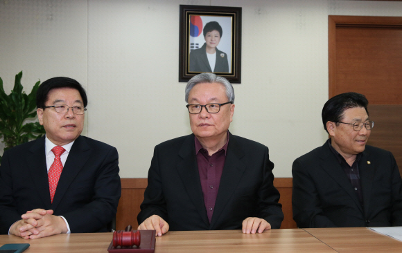 자유한국당 당사에 내걸린 박근혜 전 대통령 사진