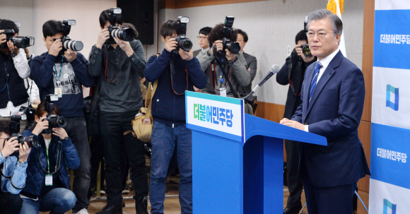 더불어민주당 문재인 전 대표가 12일 서울 여의도 당사에서 ‘포스트 탄핵정국’에 대한 입장을 발표하고 있다. 이종원 선임기자 jongwon@seoul.co.kr