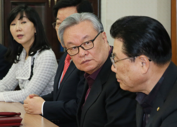 자유한국당 인명진(오른쪽 두 번째) 비상대책위원장이 12일 여의도 당사에서 열린 비상대책위원회의에 참석하고 있다. 이종원 선임기자 jongwon@seoul.co.kr