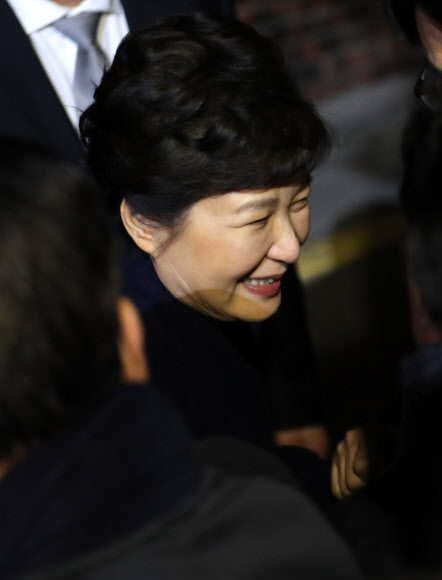 차량에서 내리는 박 전 대통령