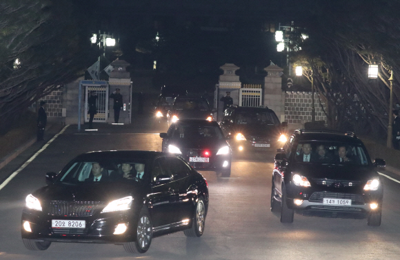 박근혜 전 대통령이 탑승한 ‘20오 8206’ 에쿠스 차량이 12일 저녁 청와대 정문을 나서고 있다.  안주영 기자 jya@seoul.co.kr