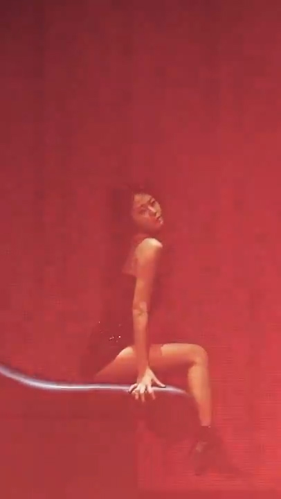 AOA 설현이 11일 서울 올림픽공원 내 올림픽홀에서 열린 콘서트에서 개인 무대를 선보이고 있다. [유튜브 영상 캡처]