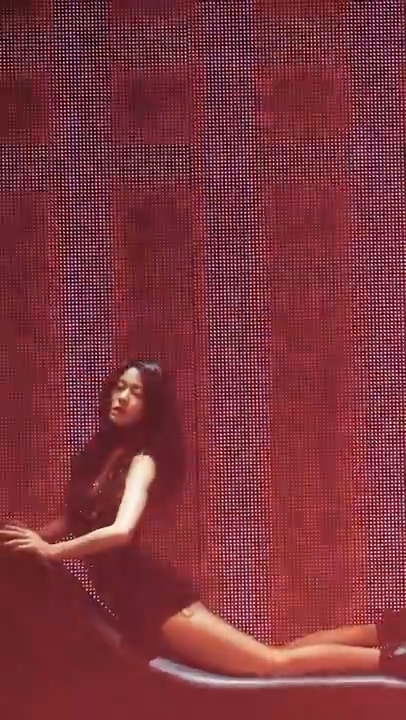 AOA 설현이 11일 서울 올림픽공원 내 올림픽홀에서 열린 콘서트에서 개인 무대를 선보이고 있다. [유튜브 영상 캡처]