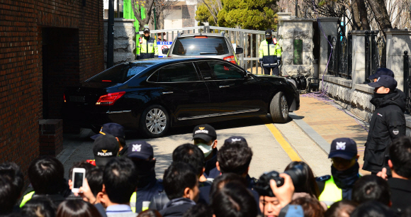 취재진에게 둘러싸인 삼성동 사저 