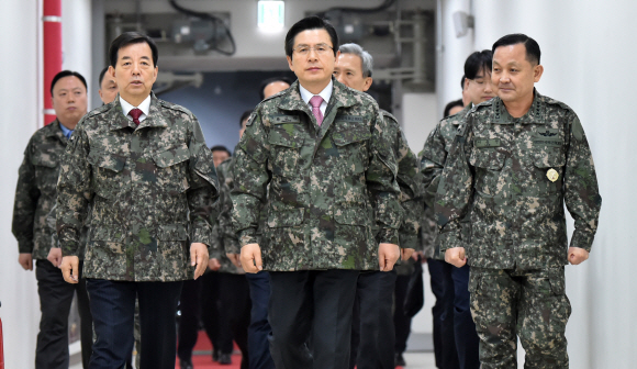 황교안 대통령 권한대행이 14일 서울 용산 합동참모본부 전시 지휘소를 방문하고 있다.  국무총리실 제공