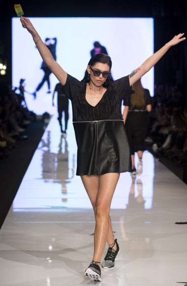 13일(현지시간) 이스라엘 텔아비브에서 열린 ‘텔아비브 패션 위크(Tel Aviv Fashion Week)’에서 모델이 누보 리쉬 도그)Nouveau Riche Dog)의 컬렉션을 선보이고 있다.<br>EPA 연합뉴스
