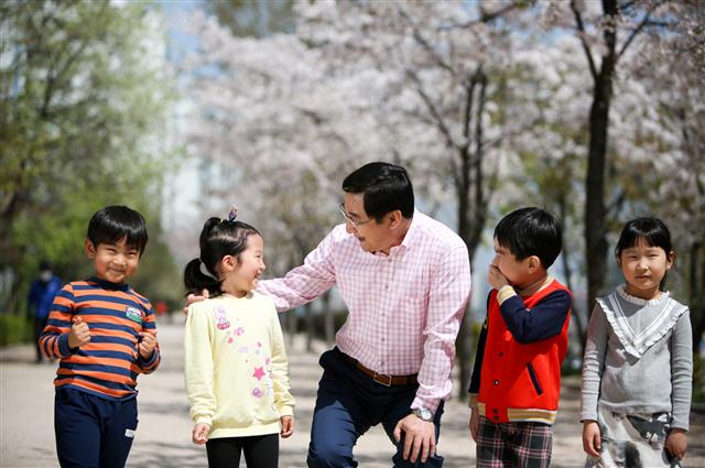 이 구청장이 도봉구 우이천변에서 아이들과 함께 환하게 웃고 있는 모습. 이언탁 기자 utl@seoul.co.kr