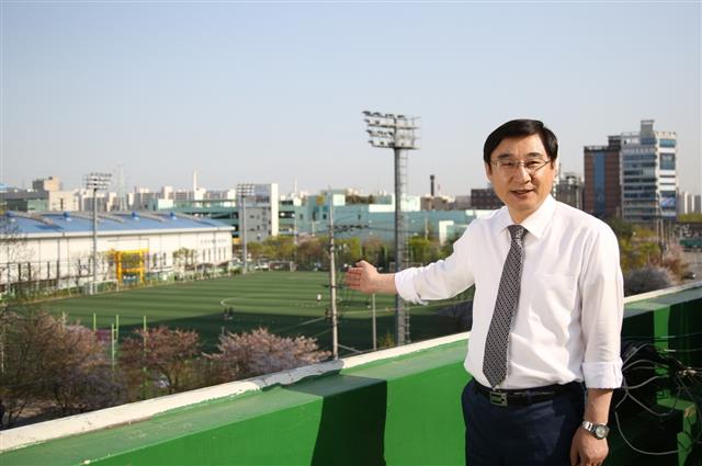 서울아레나가 들어설 부지를 가리키며 계획을 설명하는 이 구청장. 이언탁 기자 utl@seoul.co.kr