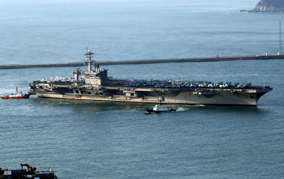 미국 해군의 핵추진 항공모함 칼빈슨호가 15일 오전 부산항에 입항하고 있다. 1982년 취역한 칼빈슨호는 배수량 10만t에 크기가 길이 333ｍ, 폭 77ｍ에 달해 ‘떠다니는 군사기지’로 통한다. 연합뉴스
