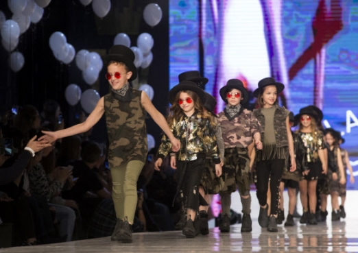14일(현지시간) 이스라엘 텔 아비브에서 열린 패션위크에서 패션 브랜드 플라밍고의 의상을 입은 어린이 모델들이 런웨이를 걷고 있다.<br>EPA 연합뉴스