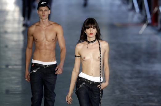 14일(현지시간) 브라질 상파울루에서 열린 상파울루 패션위크에서 패선 브랜드 ‘엘루스’ 쇼에서 남녀 모델이 상의를 탈의하고 런웨이를 걷고 있다.<br>AP 연합뉴스