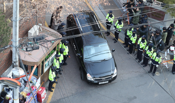 15일 서울 강남구 박근혜 전 대통령 자택으로 경호차량으로 추정되는 차량 한 대가 빠져나오고 있다.  사진공동취재단