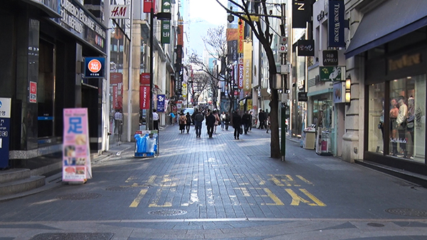 중국 정부가 사드 배치 추진에 대한 보복 조치로 15일부터 ‘한국 여행 상품 판매 금지령’을 내린 가운데, 같은날 서울 명동거리가 한산한 모습을 보이고 있다. 문성호 기자 sungho@seoul.co.kr