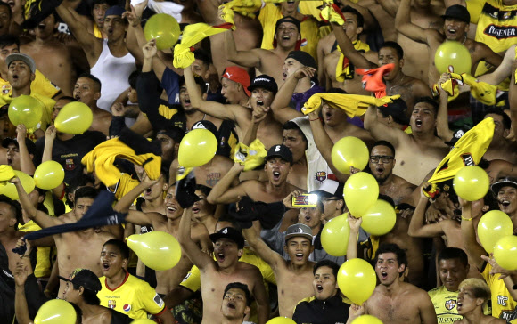에콰도르 축구팀 바르셀로나의 팬들이 14일(현지시간) 에콰도르 과야킬에서 콜롬비아의 아틀레티코 나시오날과의 경기 도중 상의를 벗어 손에 들고 응원을 펼치고 있다.  AP 연합뉴스