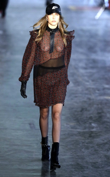 14일(현지시간) 브라질 상파울루에서 열린 상파울루 패션위크에서 패선 브랜드 ‘엘루스’ 컬렉션 의상을 입은 모델이 런웨이를 걷고 있다.<br>AP 연합뉴스