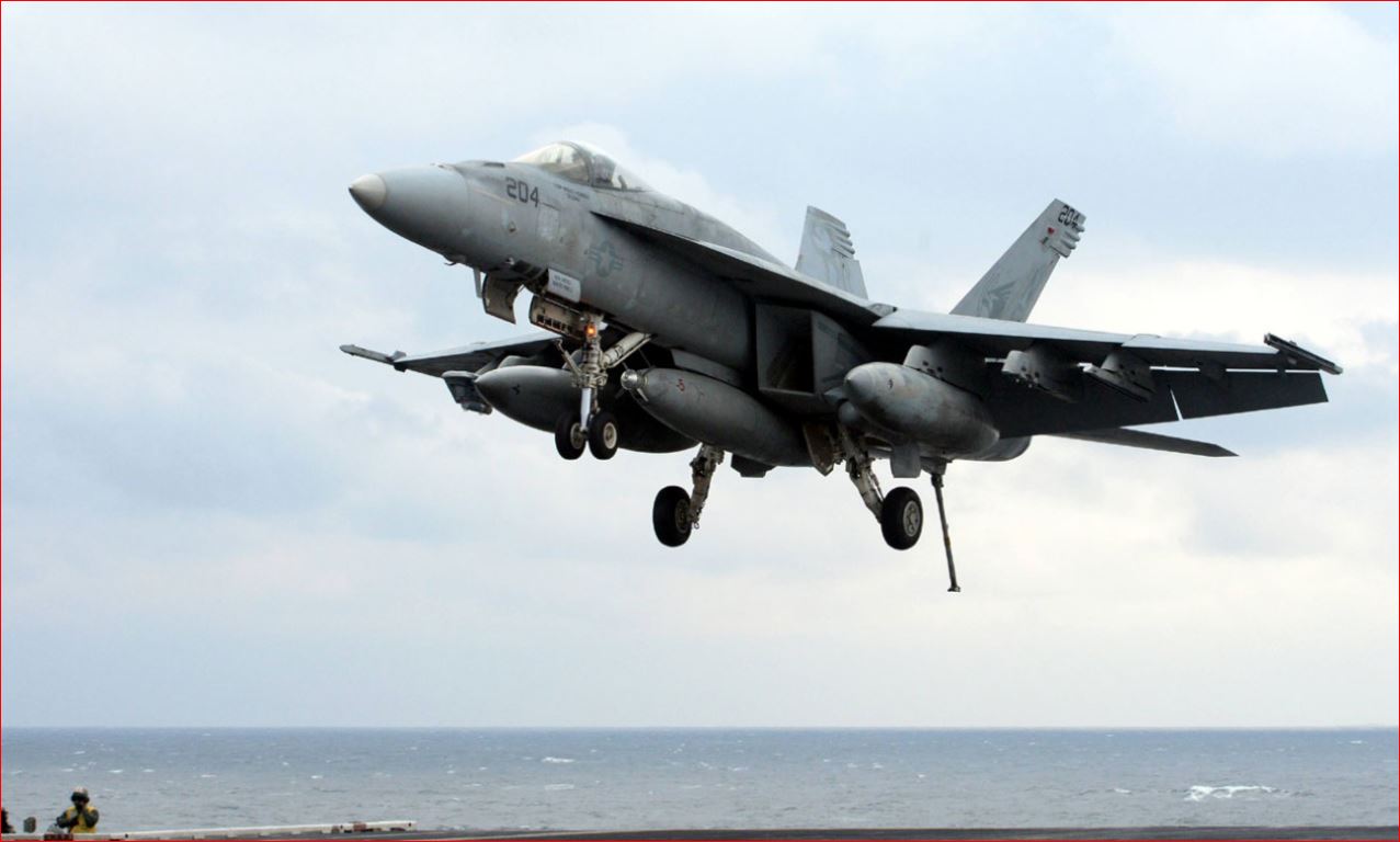 칼빈슨에서 착륙하는 F-18 전투기