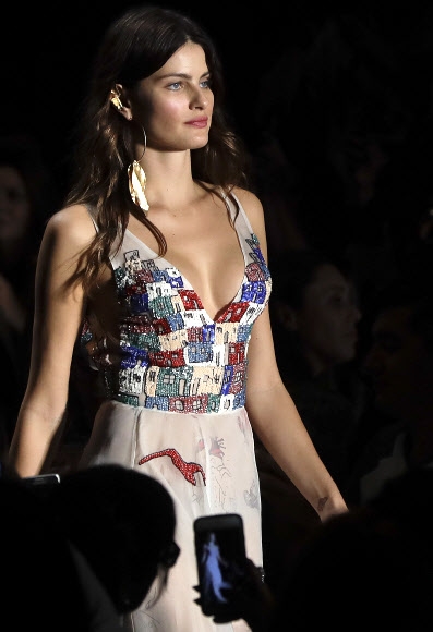 15일(현지시간) 브라질 상파울루에서 열린 상파울루 패션위크에서 파비아나 밀라초(Fabiana Milazzo) 컬렉션 의상을 입은 모델이 런웨이를 걷고 있다. <br>AP 연합뉴스
