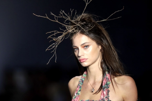 15일(현지시간) 브라질 상파울루에서 열린 상파울루 패션위크 중 이자벨라 카페토(Isabela Capeto) 패션쇼에서 머리에 나뭇가지 모양 장식을 한 모델이 의상을 선보이고 있다. <br>AP 연합뉴스