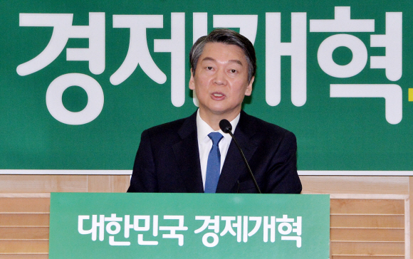 안철수 국민의당 대선 예비후보가 16일 국회에서 열린 ‘경제개혁 정책발표’에서 공약을 발표 하고 있다. 이종원 선임기자 jongwon@seoul.co.kr