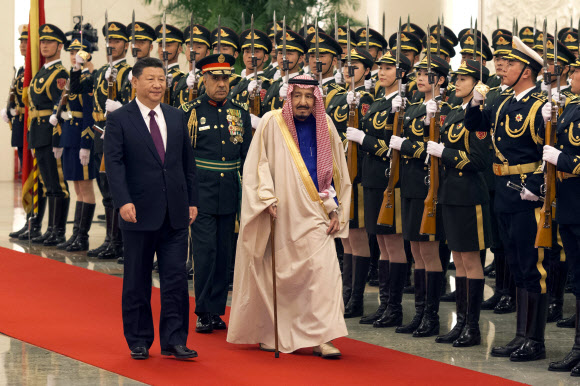 시진핑 만난 사우디 국왕… 650억 달러 MOU 체결 
