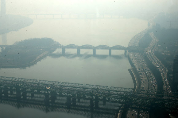 미세먼지 농도가 수도권?강원 영서?충청?전북에서 ’나쁨’ 수준을 보일 것으로 예상된 17일 오전 서울 63스퀘어에서 바라본 서울하늘.  연합뉴스