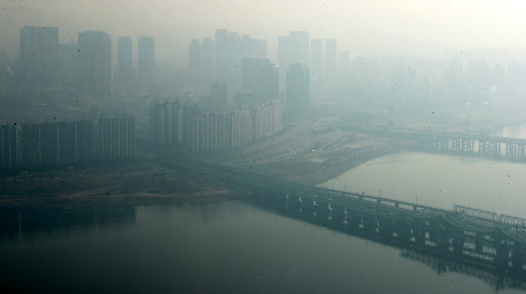 미세먼지 농도가 수도권·강원 영서·충청·전북에서 ’나쁨’ 수준을 보일 것으로 예상된 17일 오전 서울 63스퀘어에서 바라본 서울하늘.  연합뉴스