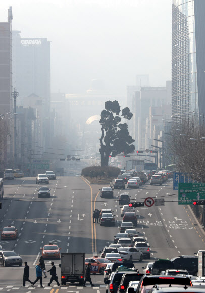 17일 오전 포근한 봄날씨 속에 미세먼지가 서울 시내를 뿌옇게 만들고 있다.   연합뉴스