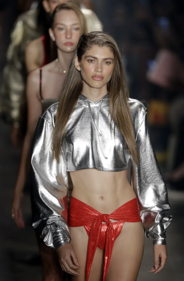 브라질 출신의 트렌스젠더 모델 발렌티나 삼파이오가 16일(현지시간) 브라질 상파울루에서 열린 ‘상파울루 패션 위크(Sao Paulo Fashion Week)’중  디자이너 아미르 슬라마(Amir Slama)의 작품을 선보이고 있다. AP 연합뉴스