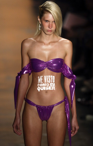 16일(현지시간) 브라질 상파울루에서 열린 ‘상파울루 패션 위크(Sao Paulo Fashion Week)’중 모델이 디자이너 아미르 슬라마(Amir Slama)의 작품을 선보이고 있다. AP 연합뉴스