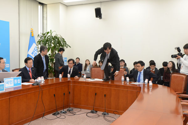 17일 국회에서 열린 바른정당 원내대책회의에 참석한 하태경 의원이 준비한 피켓이 중앙으로 떨어지자 책상을 뛰어넘는 해프닝이 벌어졌다.