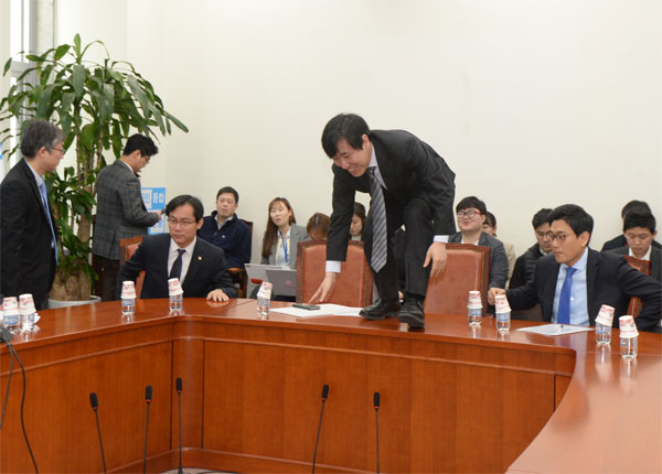 17일 국회에서 열린 바른정당 원내대책회의에 참석한 하태경 의원이 준비한 피켓이 중앙으로 떨어지자 책상을 뛰어넘는 해프닝이 벌어졌다.