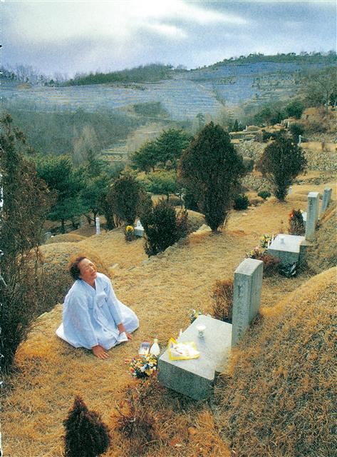 1994년 2월 일본군 위안부 피해자인 이용수 할머니가 대구의 부모님 묘소 앞에서 통곡하고 있다. 저자는 수많은 일본 병사들에게 유린된 할머니의 손을 잡고 눈물로 위로했다고 전했다. 메멘토 제공